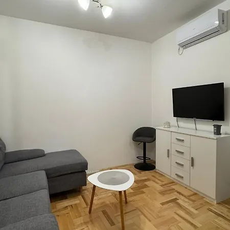 - Up To 4 Persons Ποντγορίτσα